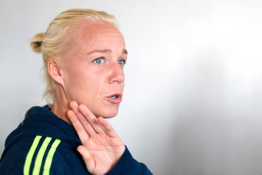 Caroline Seger blir intervjuad på en pressträff med det