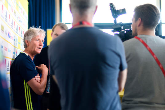 Förbundskapten Pia Sundhage blir intervjuad på en