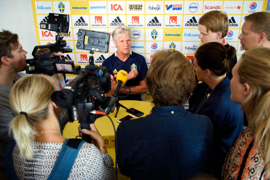 Förbundskapten Pia Sundhage blir intervjuad på en