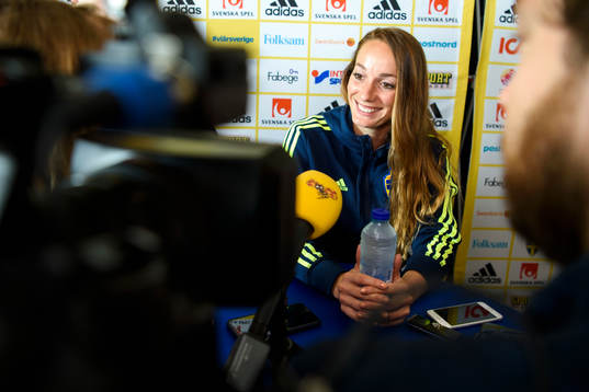 Kosovare Asllani blir intervjuad på en pressträff med det