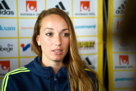 Kosovare Asllani blir intervjuad på en pressträff med det