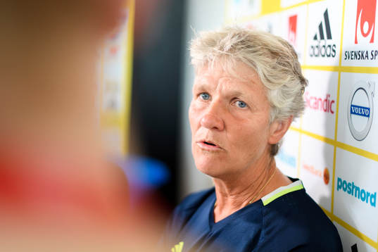 Förbundskapten Pia Sundhage blir intervjuad på en