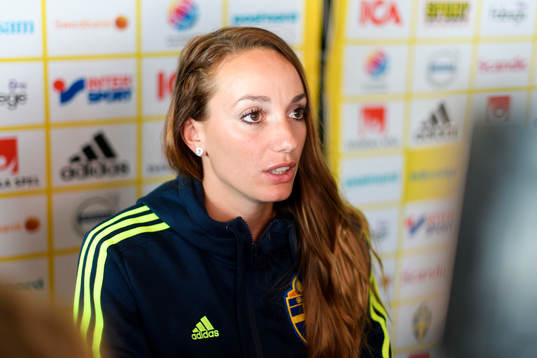 Kosovare Asllani blir intervjuad på en pressträff med det