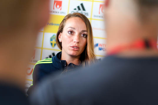 Kosovare Asllani blir intervjuad på en pressträff med det