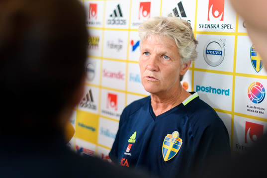 Förbundskapten Pia Sundhage blir intervjuad på en
