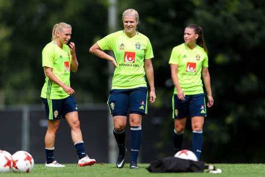 Jonna Andersson, målvakt Emelie Lundberg och Pauline
