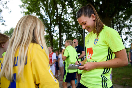 Pauline Hammarlund skriver autografer