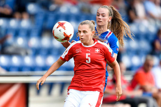 Schweiz Noelle Maritz och Islands Katrin Asbjörnsdottir i