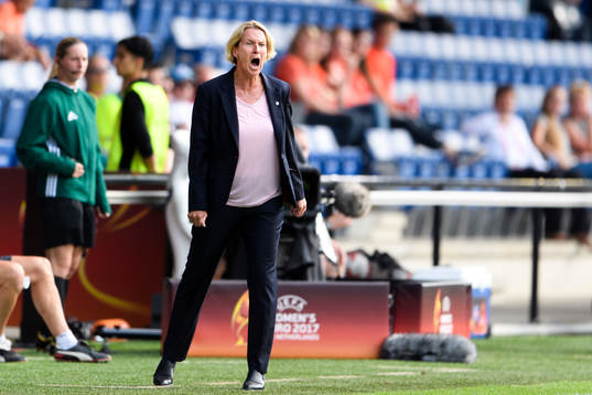 Schweiz förbundskapten Martina Voss-Tecklenburg i matchen