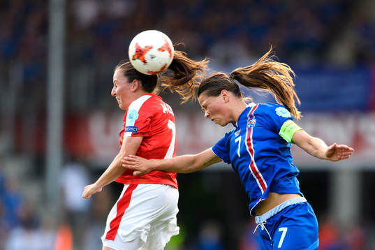Nickduell mellan Schweiz Martina Moser och Islands Sara