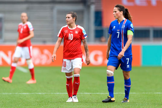 Schweiz Ramona Bachmann och Islands Sara Björk