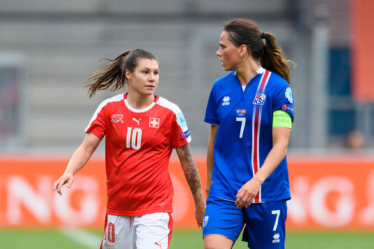 Schweiz Ramona Bachmann och Islands Sara Björk