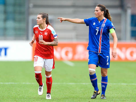 Schweiz Ramona Bachmann och Islands Sara Björk