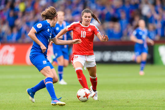 Schweiz Ramona Bachmann i matchen mellan Island och Schweiz