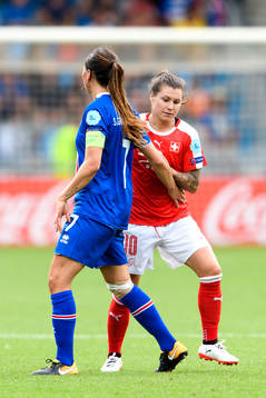 Islands Sara Björk Gunnarsdottir och Schweiz Ramona