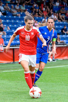 Schweiz Ramona Bachmann och Islands Sara Björk