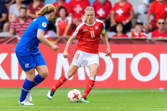 Schweiz Lara Dickenmann i matchen mellan Island och Schweiz