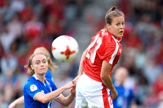 Islands Sif Atladottir och Schweiz Vanessa Bürki i matchen