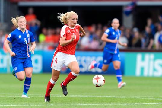 Schweiz Rachel Rinast i matchen mellan Island och Schweiz