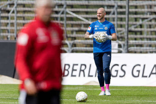 Sundsvalls målvakt Tommy Naurin före fotbollsmatchen i