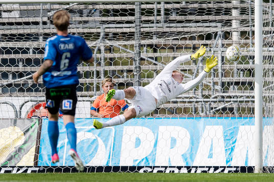 Halmstads målvakt Isak Pettersson räddar