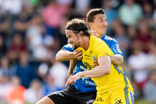 Sundsvalls Linus Hallenius och Halmstads Adnan Kojic