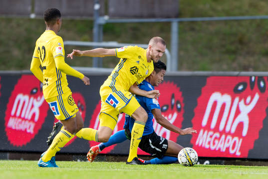 Sundsvalls Marcus Danielson och Halmstads Kosuke Kinoshita