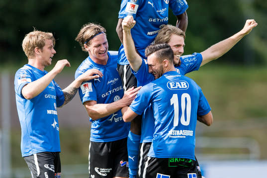 Halmstads spelare jublar eter att Johan Oremo gjort 2-0