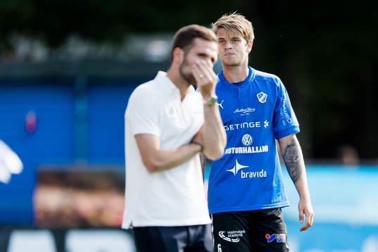 Halmstads Marcus Mathisen blir utvisad och i förgrunden
