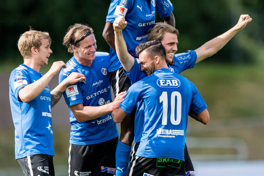 Halmstads Johan Oremo har gjort 2-0 och jublar med laget
