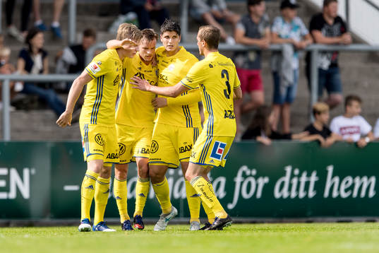 Sundsvalls Eric Larsson har gjort 2-1 och jublar med laget