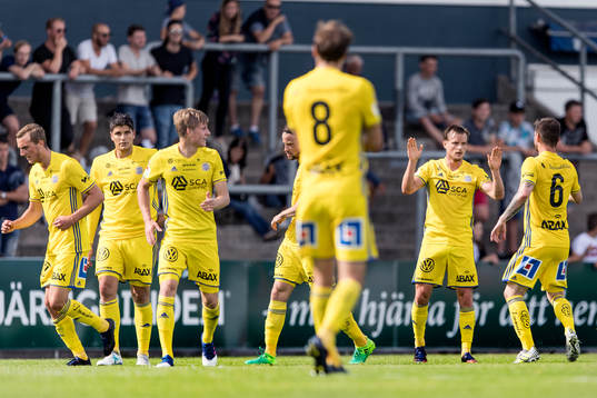 Sundsvalls Eric Larsson har gjort 2-1 och jublar med laget
