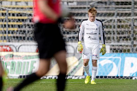 Halmstads målvakt Isak Pettersson deppar