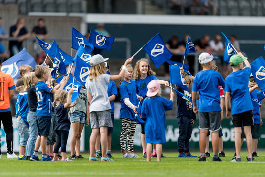 Halmstads Kids Corner inne på planen före fotbollsmatchen