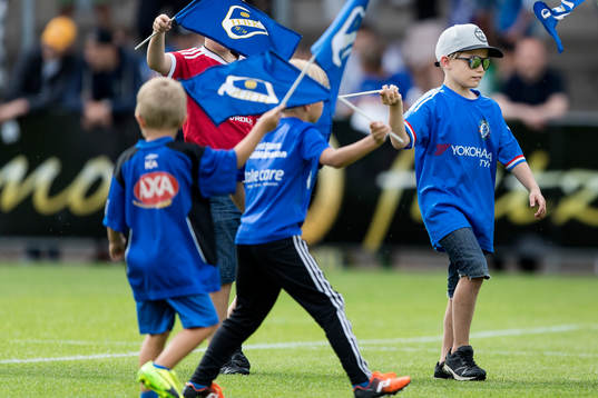 Halmstads Kids Corner inne på planen före fotbollsmatchen