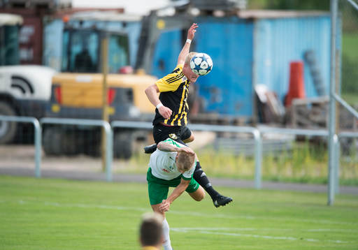 IFK Hässleholms Linus Svensson i matchen i division 2