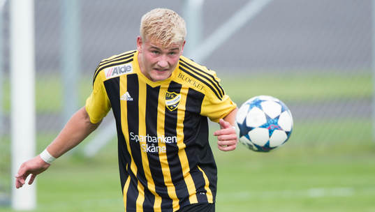 IFK Hässleholms Linus Svensson i matchen i division 2