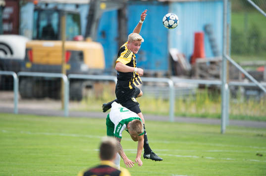 IFK Hässleholms Linus Svensson i matchen i division 2