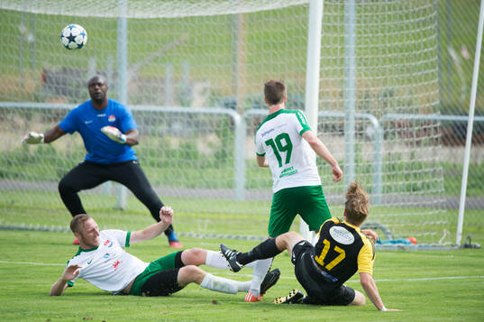 IFK Hässleholms Filip Ranmo skjuter mot Prespas målvakt