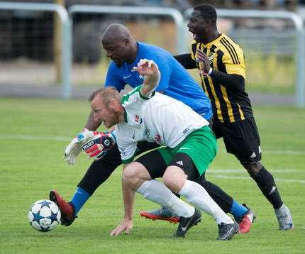 IFK Hässleholms Mike Andrew och Prespas veteranmålvakt Pa