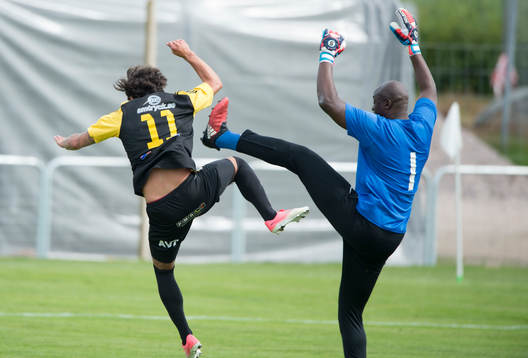 IFK Hässleholms Karim Al-Asi blir nedsparkad av Prespas