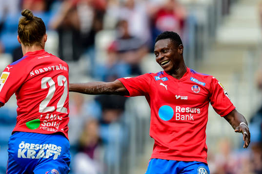 Helsingborgs Oke Akpoveta och Jesper Lange jublar