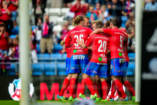 Helsingborgs spelare jublar med Jesper Lange