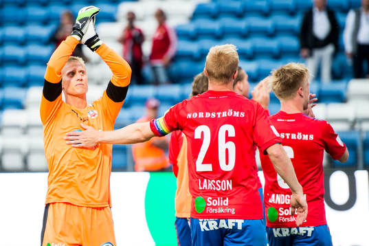 Helsingborgs målvakt Pär Hansson jublar mot publiken
