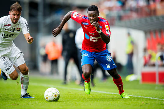 Örgrytes Danny Ervik och Helsingborgs Oke Akpoveta i duell