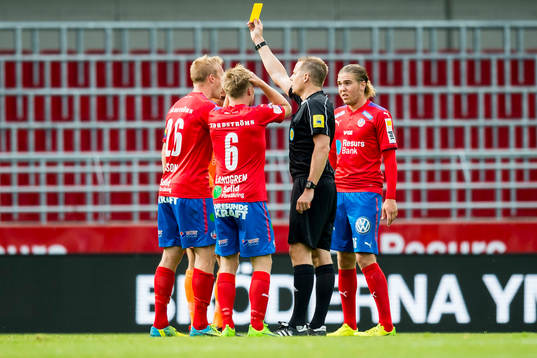 Domare Johan Krantz delar ut gult kort till Helsingborgs
