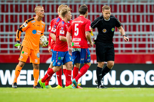 Helsingborgs målvakt Pär Hansson frustrerad