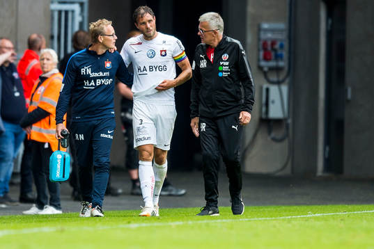 Örgrytes Johan Elmander får hjälp av planen