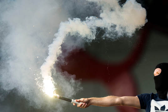 Helsingborgs supportrar med bengaler
