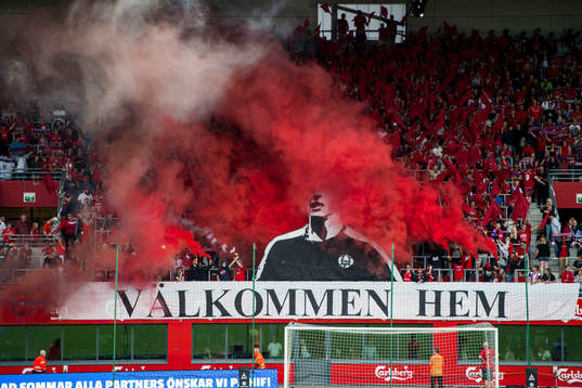 Röd rök från Helsingborgs klack samt ett tifo med texten